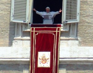 BenoîtXVIouvrantlesbraszoom