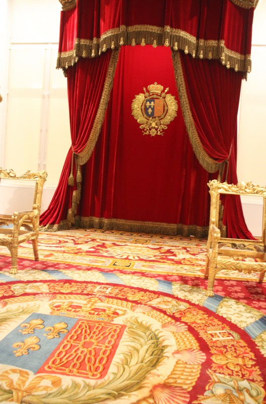 Oui, il y a aussi une salle du trône de l'époque de la Restauration !